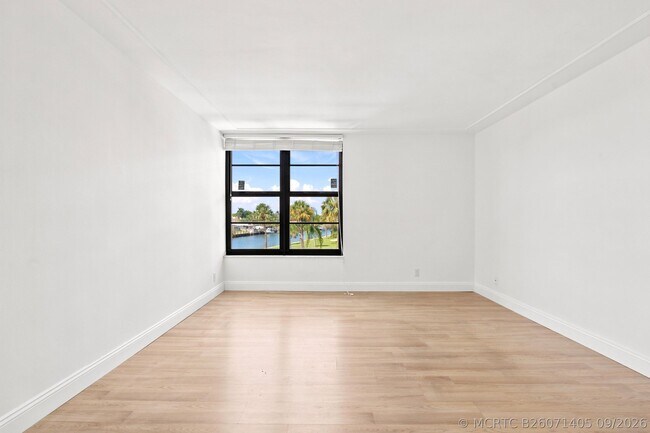Building Photo - 8 Royal Palm Way
