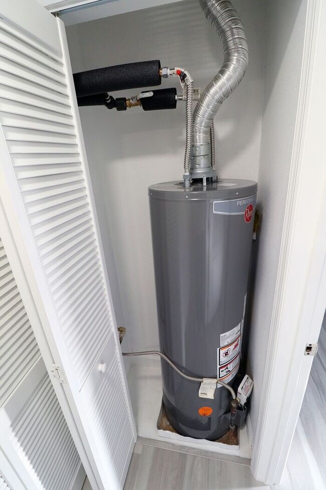 Building Photo - Newly renovated first floor condo! 2 bedrooms