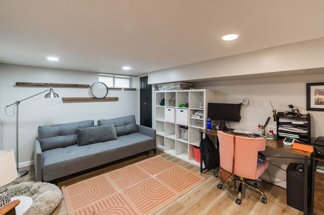 Building Photo - Two Bed East Kensington Townhouse