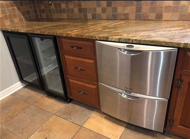 Building Photo - Beautifully Renovated 4bdrm/2.5bth Tri-Level Home Located on a Large Lot in Henrico County!!