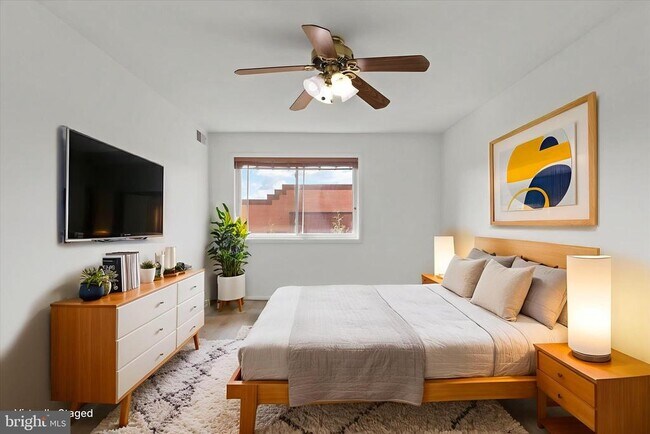 Building Photo - 214 Locust St SE