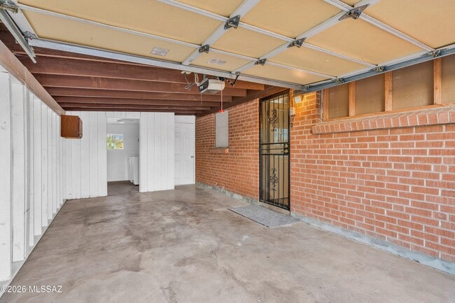 Building Photo - 5819 E Rosewood St