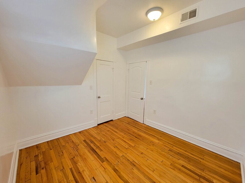 Building Photo - 4226 W Kamerling Ave