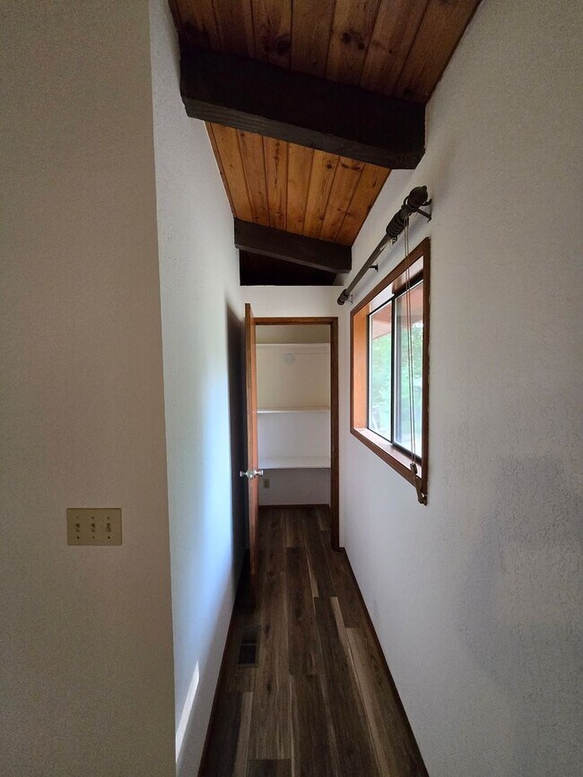 Building Photo - Riverfront Property 3 Bedroom 2 Bath in To...