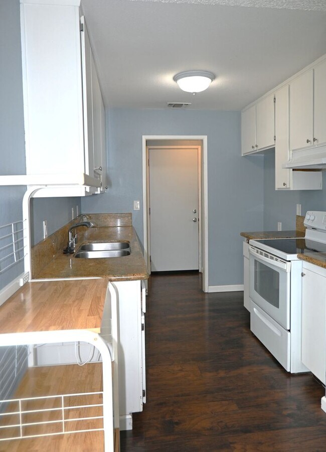 Building Photo - 5316 Nelson St