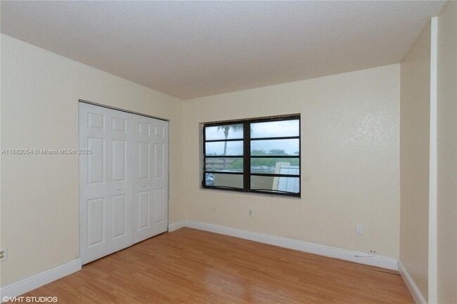 Building Photo - 10405 N Kendall Dr