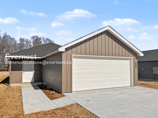 Building Photo - 3 Bed/2 Bath Home with Garage / Pet-Friendly / Vouchers Accepted / Available Now!
