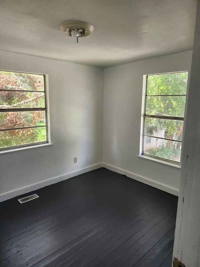 Building Photo - 715 Liberty St