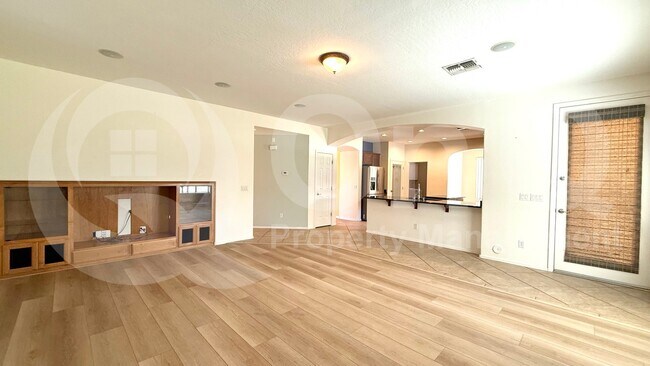 Building Photo - 2131 E Yellowstone Pl