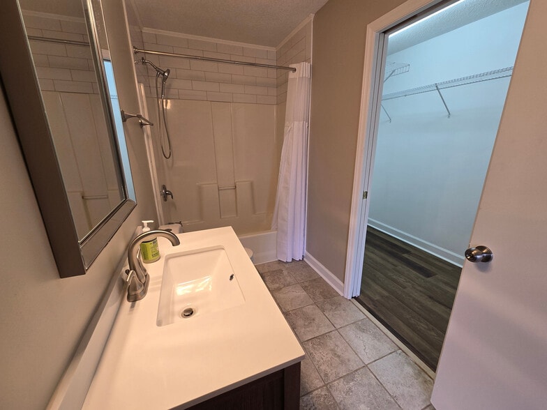 Building Photo - Room in House on Lucky Ct