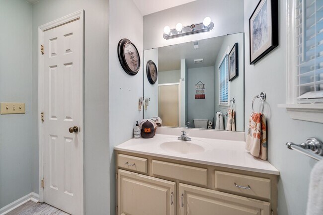 Building Photo - 3 Bedroom, 2 Bath in Hillsborough with Fenced yard! Available in June!