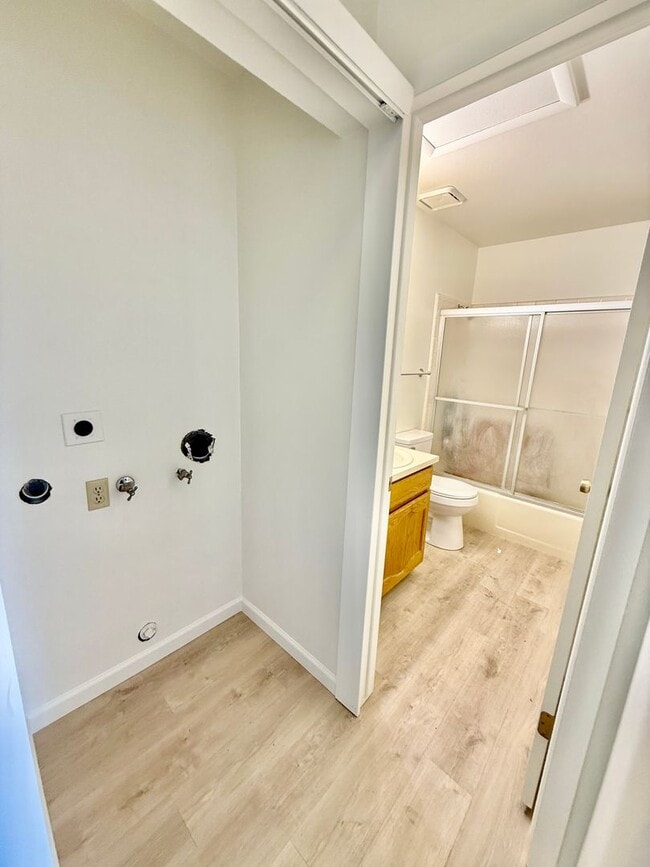 Building Photo - One Bedroom, TWO Bath apartment in Downtow...