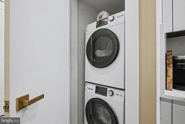 Building Photo - 1824 Chestnut St