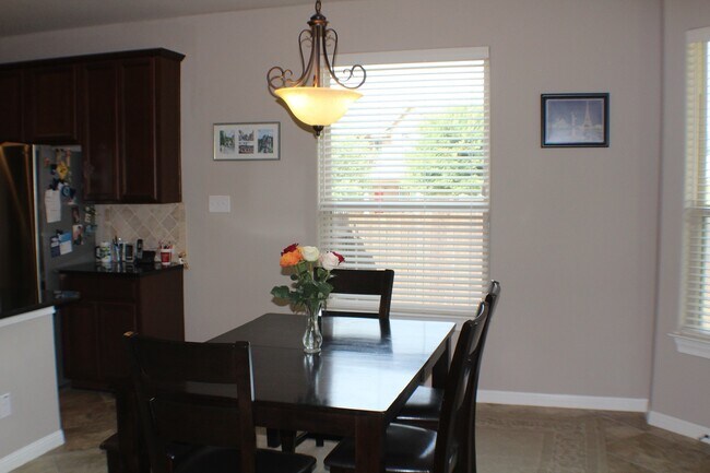 Building Photo - Beautiful spacious rental with fabulous up...