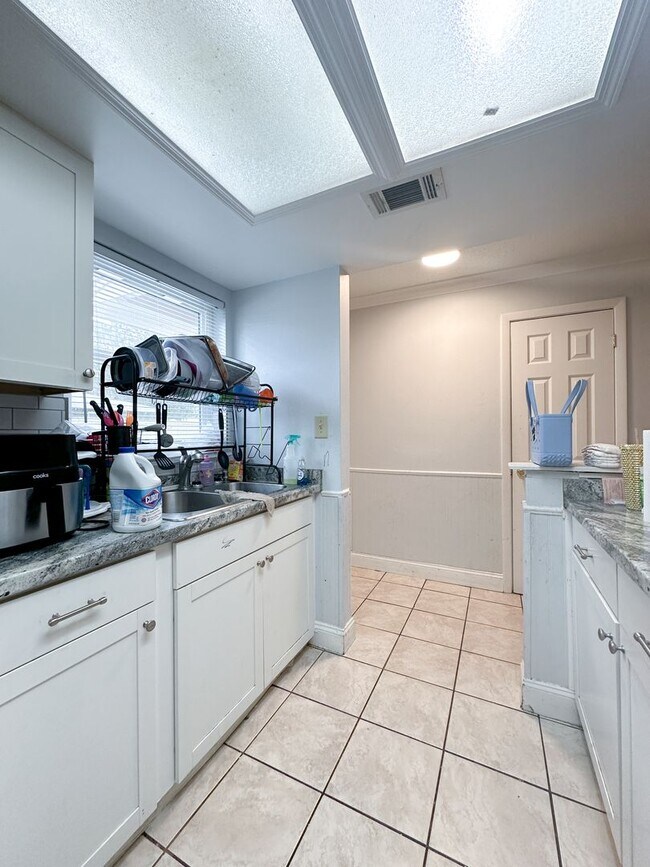 Building Photo - 422 SE 8th St