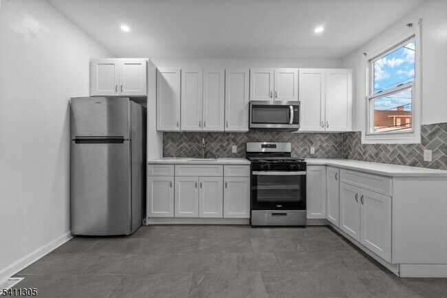 Building Photo - 467 Summer Ave