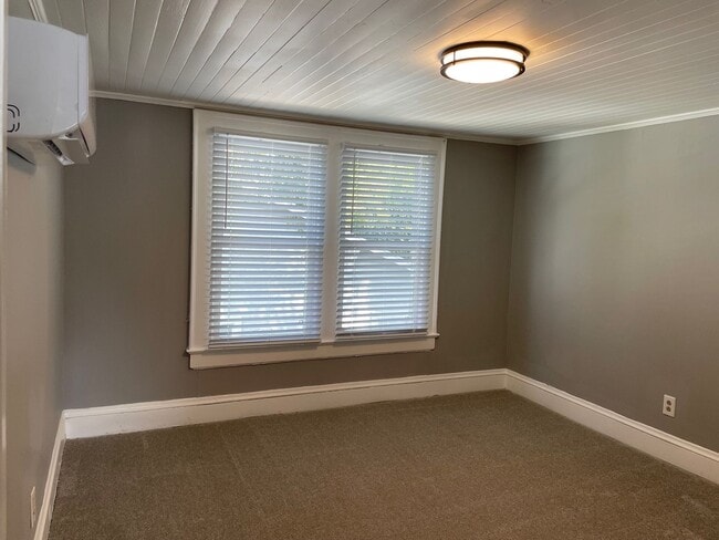 Building Photo - 3 BED, 1 BATH HOME IN ASHEBORO $1,250 RENT...