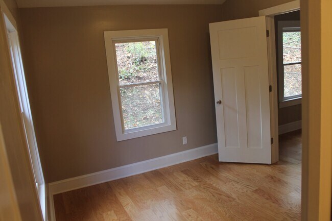 Building Photo - 3 bedroom 2 bathroom home
