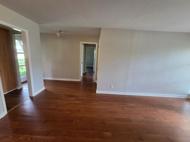 Building Photo - Lovely 3 bedroom 1 bath with spacious kitchen and tons of natural light!