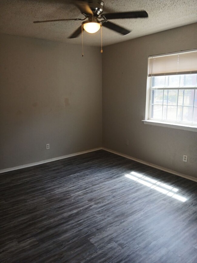 Building Photo - 3 Bedrooms, 1.5 Bathrooms, 1 Car Garage Ne...