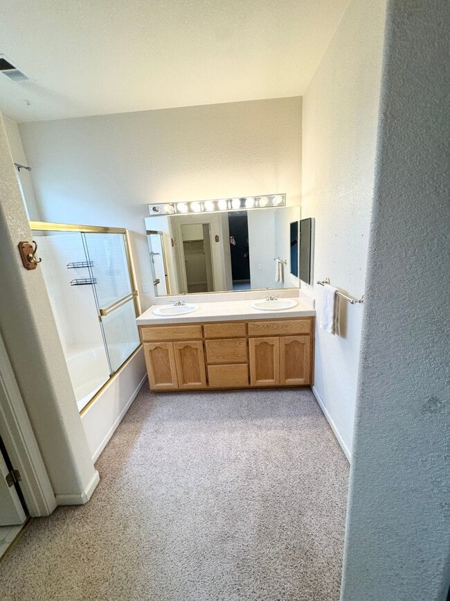 Building Photo - Charming Spacious 3 Bedroom Home