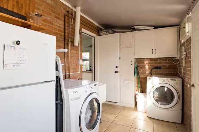 Building Photo - FARM VIEW BUNGALOW across from UofA Campus Farm! Available Today!