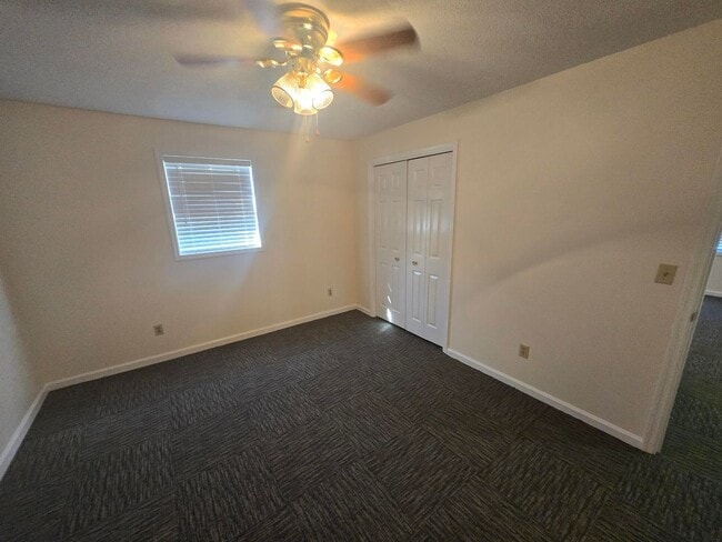 Building Photo - **Charming 3-Bed, 2-Bath Duplex Apartment ...