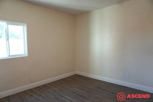 Building Photo - 1106 Wilson Ave