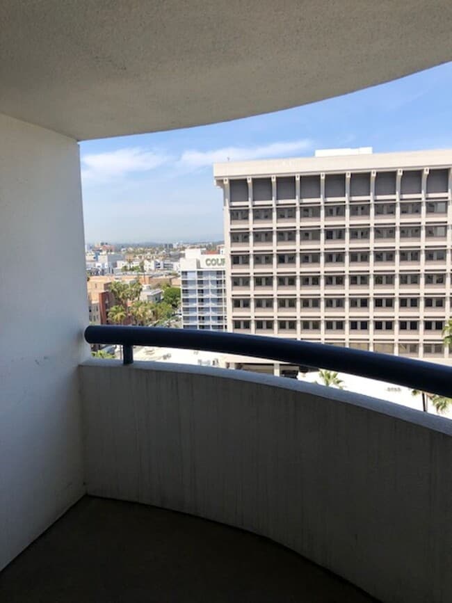 Building Photo - Large 1 bedroom 1 bath in Luxury High Rise...
