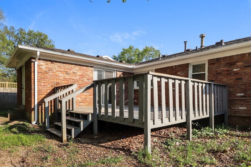 Building Photo - 819 Flicker Rd