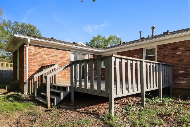 Building Photo - 819 Flicker Rd