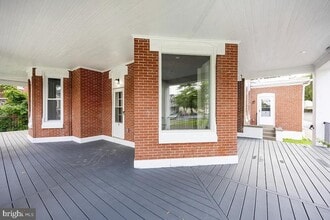 Building Photo - 554 Main St