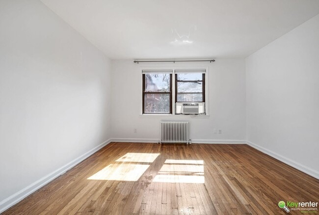 Building Photo - Renovated Studio with easy access to NYC