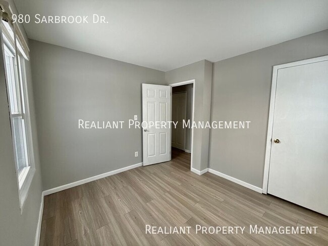 Building Photo - 980 Sarbrook Dr