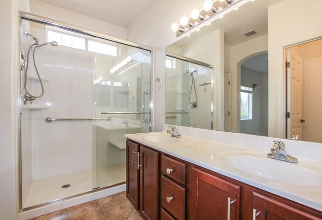 Building Photo - 3 Bedroom Plus Den in Quailwood