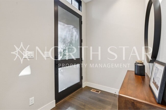 Building Photo - Luxury Living in the Heart of Lake Oswego: Stylish 3-Story Townhouse