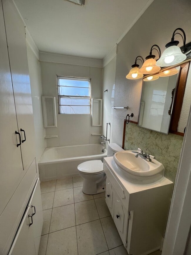 Building Photo - 215 E Rutherford St