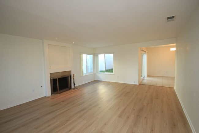 Building Photo - 6356 Swallow St