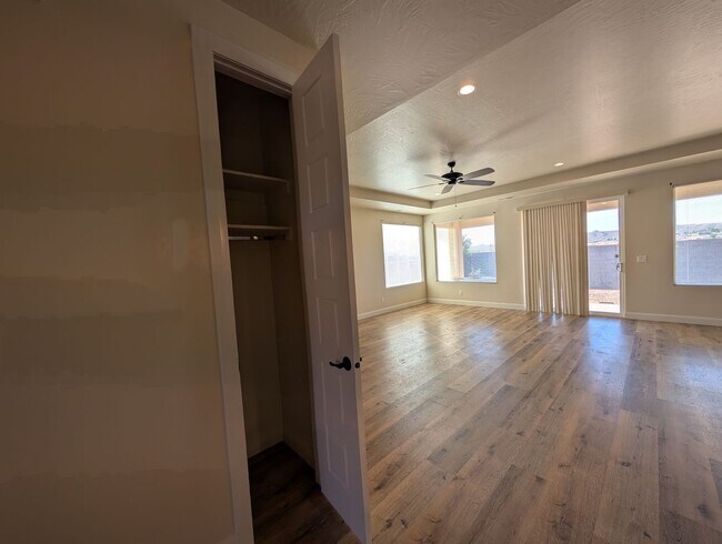 Building Photo - 951 N Main St