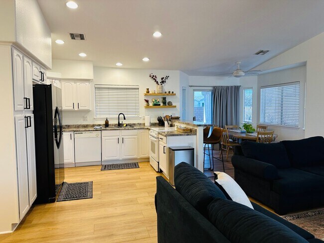 Building Photo - WINTER VACATION RENTAL Fully Furnished 3BD/2BA Bullhead City, AZ in Sunridge Estates