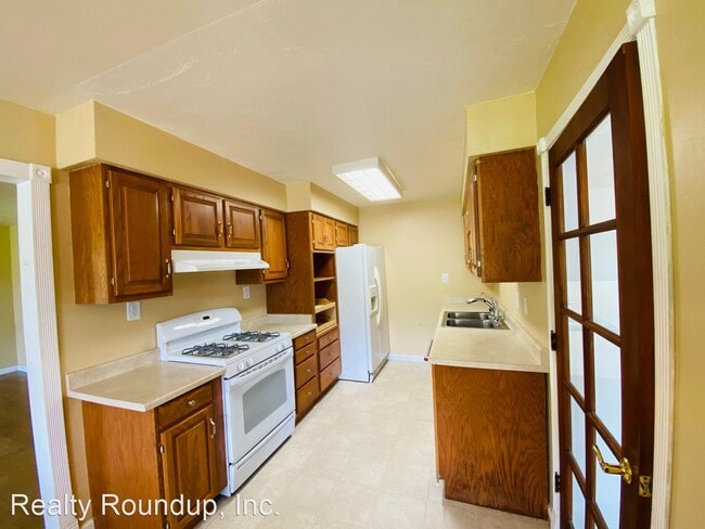 Building Photo - 2 br, 2.5 bath House - 9152 Locust St
