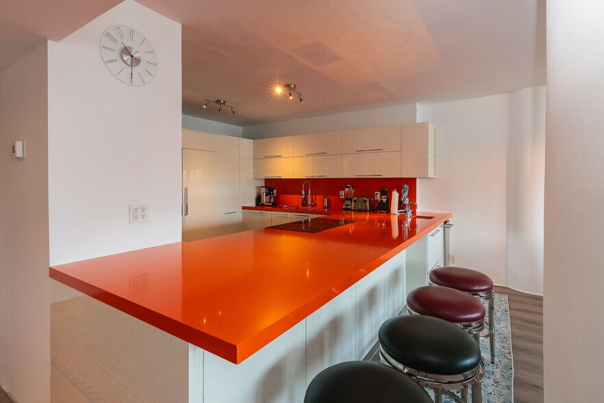 Kitchen - 900 Bay Dr