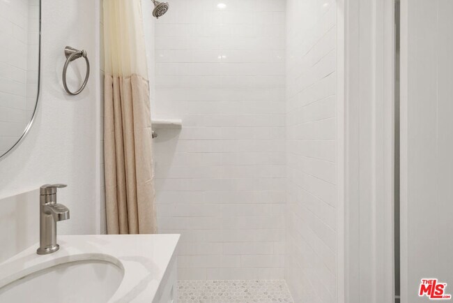 Building Photo - 1341 Mariposa Ave