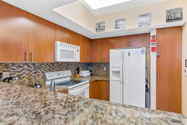 Building Photo - 17375 Collins Ave