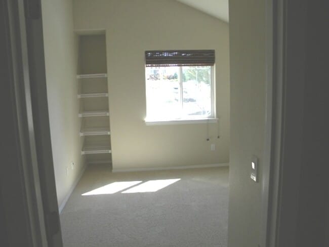 Building Photo - All Brand New flooring-$500 off 1st month !  Walking Trails & Park close by... easy access to Por...