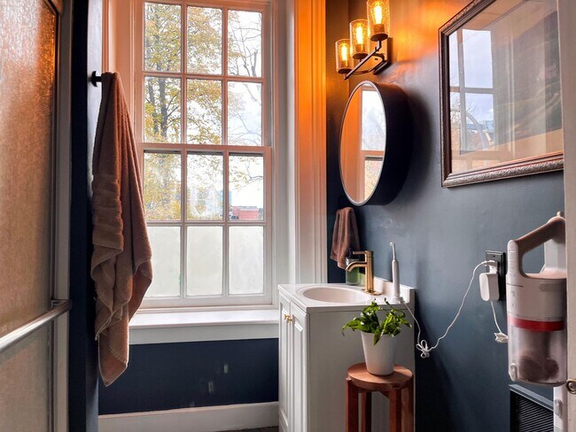 Building Photo - Downtown Buffalo 1BR + Den Condo: Dog Friendly + Gated Parking Included, Near Betty's!