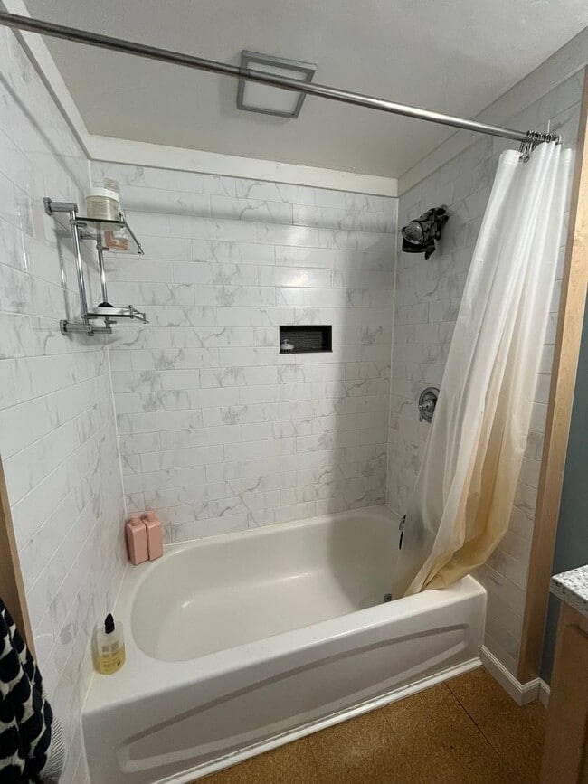 Building Photo - 4-Bedroom 3-Bathroom Home in Springfield