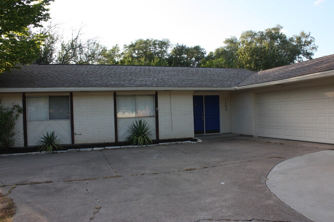 Building Photo - 1203 Holleman Dr