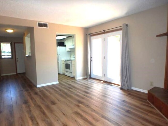 Building Photo - Fantastic 3 Bed 2.5 Bath Condo In S. Columbia