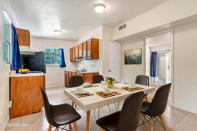 Building Photo - 4407 Melvin Cir E